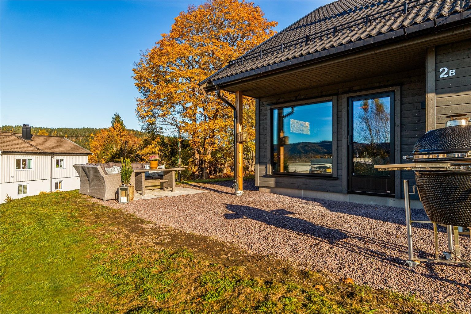 Uteplassen fungerer som en naturlig forlengelse av boligens oppholdsrom.