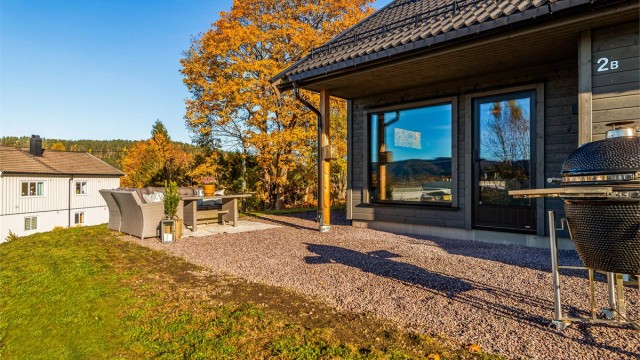 Uteplassen fungerer som en naturlig forlengelse av boligens oppholdsrom.