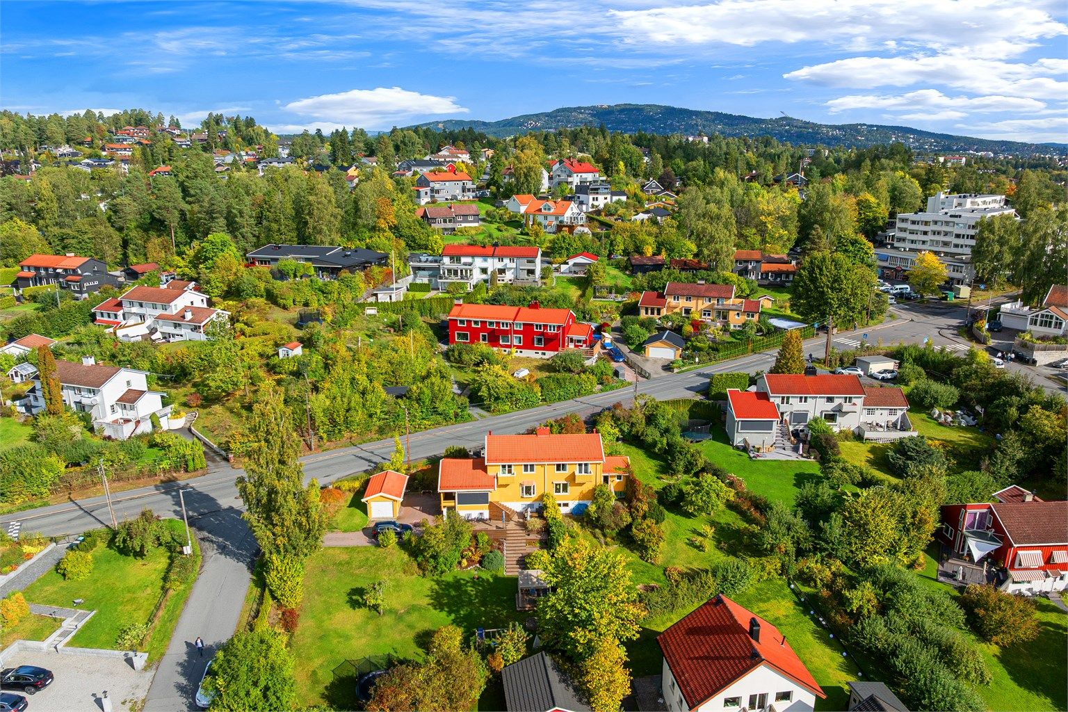 Området har et rikt aktivitetstilbud med idrettsanlegg, golfbaner og preparerte skiløyper.