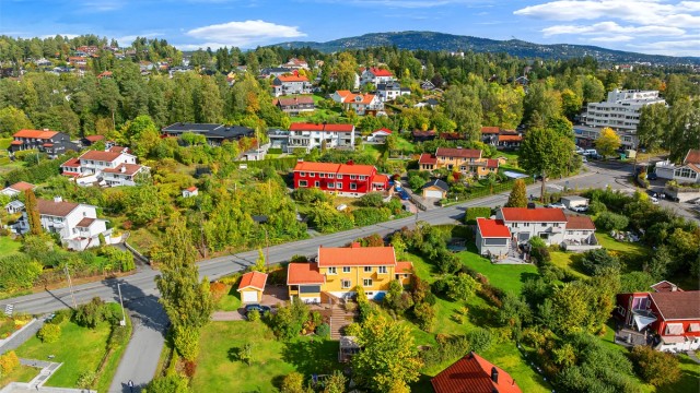 Området har et rikt aktivitetstilbud med idrettsanlegg, golfbaner og preparerte skiløyper.