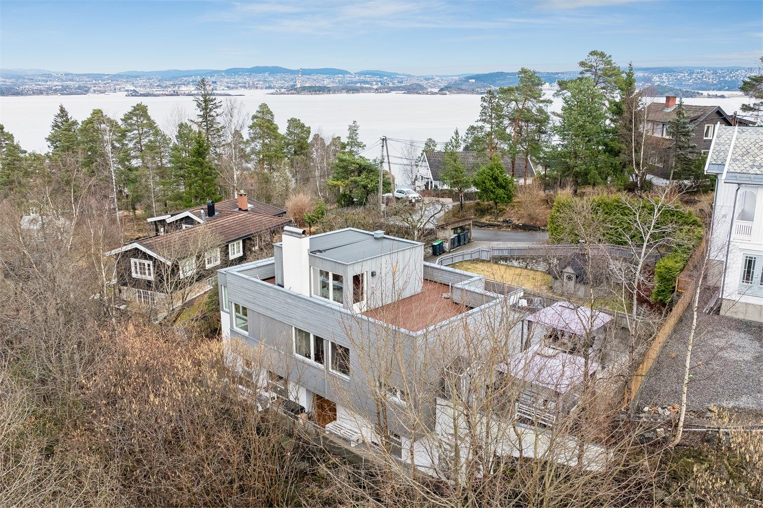 Velkommen til Mokleiva 50!   Innholdsrik og funksjonell familiebolig med utleiedel, god planløsning, dobbelgarasje og badehus
Presentert av Anniken Øderud v/Krogsveen Nesodden. Foto: Per O. Skjellnan v/Efkt
