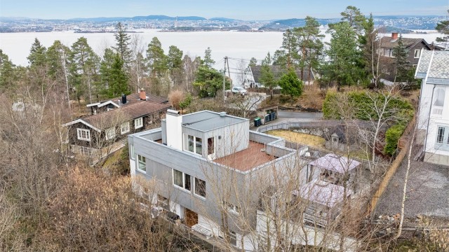 Velkommen til Mokleiva 50! Innholdsrik og funksjonell familiebolig med utleiedel, god planløsning, dobbelgarasje og badehus
Presentert av Anniken Øderud v/Krogsveen Nesodden. Foto: Per O. Skjellnan v/Efkt