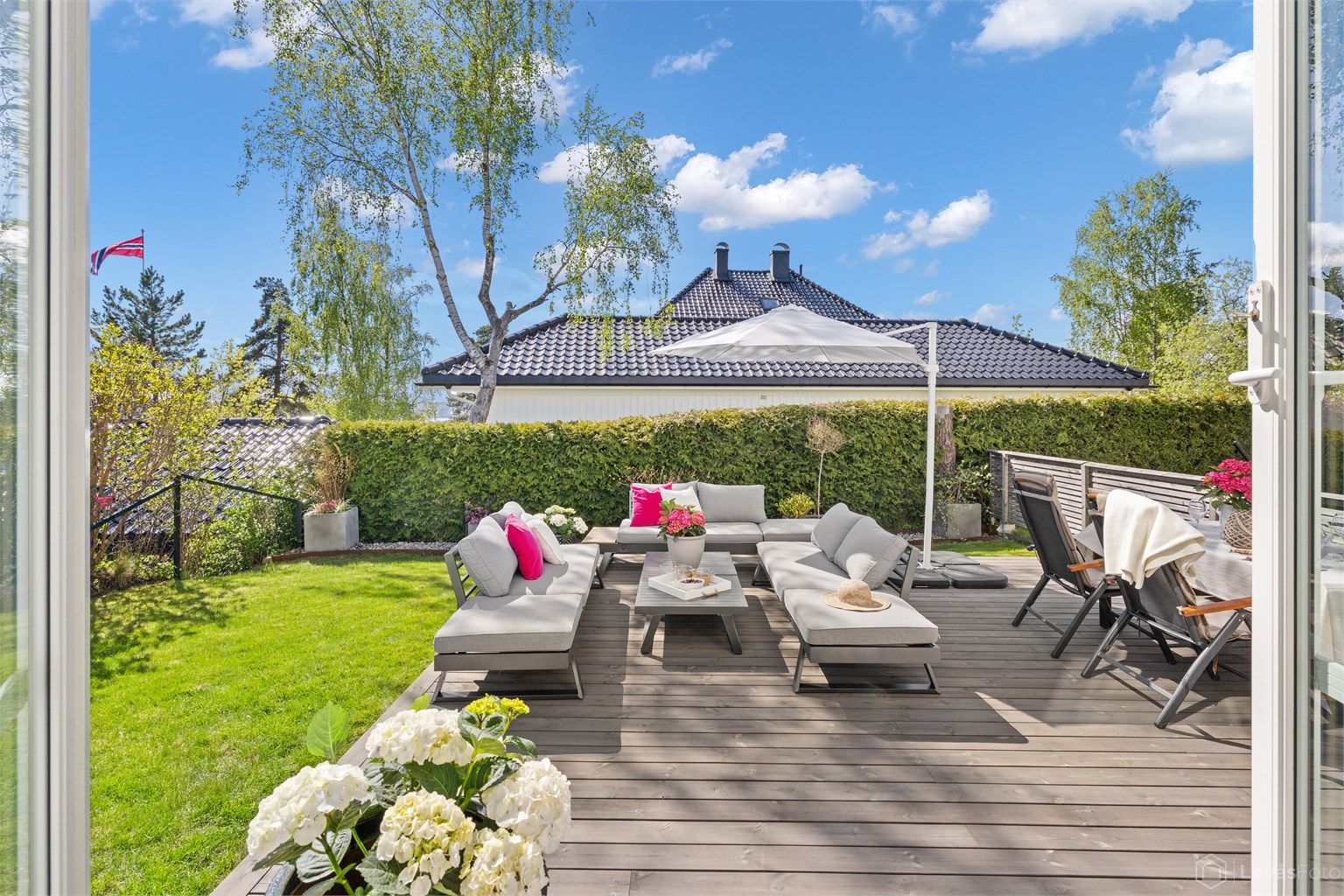 Solrik terrasse og hage - perfekt for lange sommerkvelder og uformelle sammenkomster