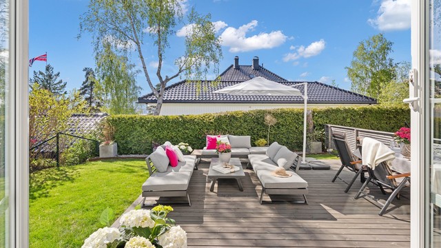 Solrik terrasse og hage - perfekt for lange sommerkvelder og uformelle sammenkomster