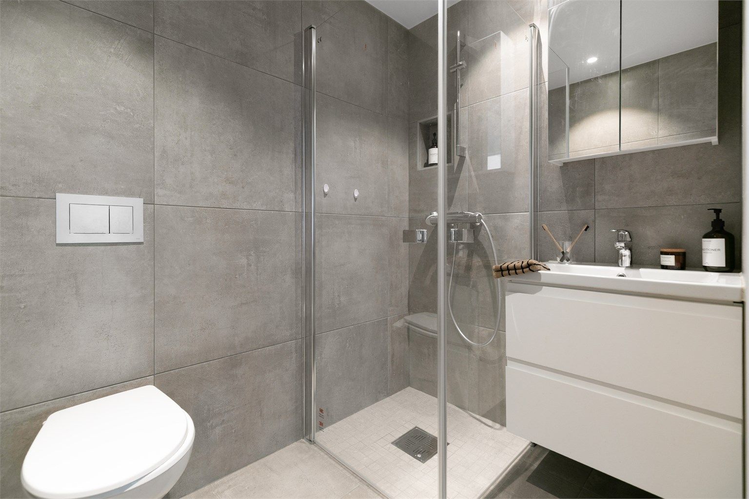 Det andre badet i etasjen, også dette med fliser, gulvvarme og downlights.