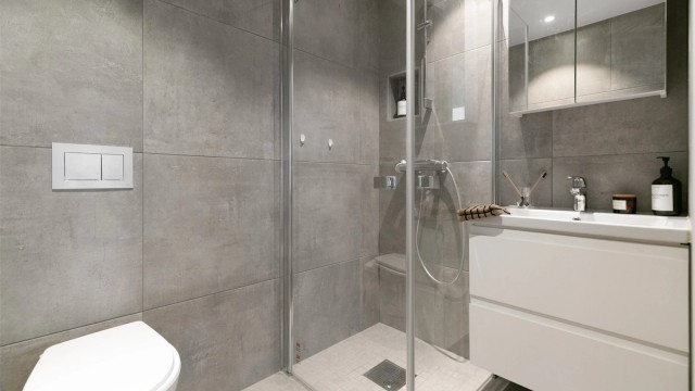 Det andre badet i etasjen, også dette med fliser, gulvvarme og downlights.
