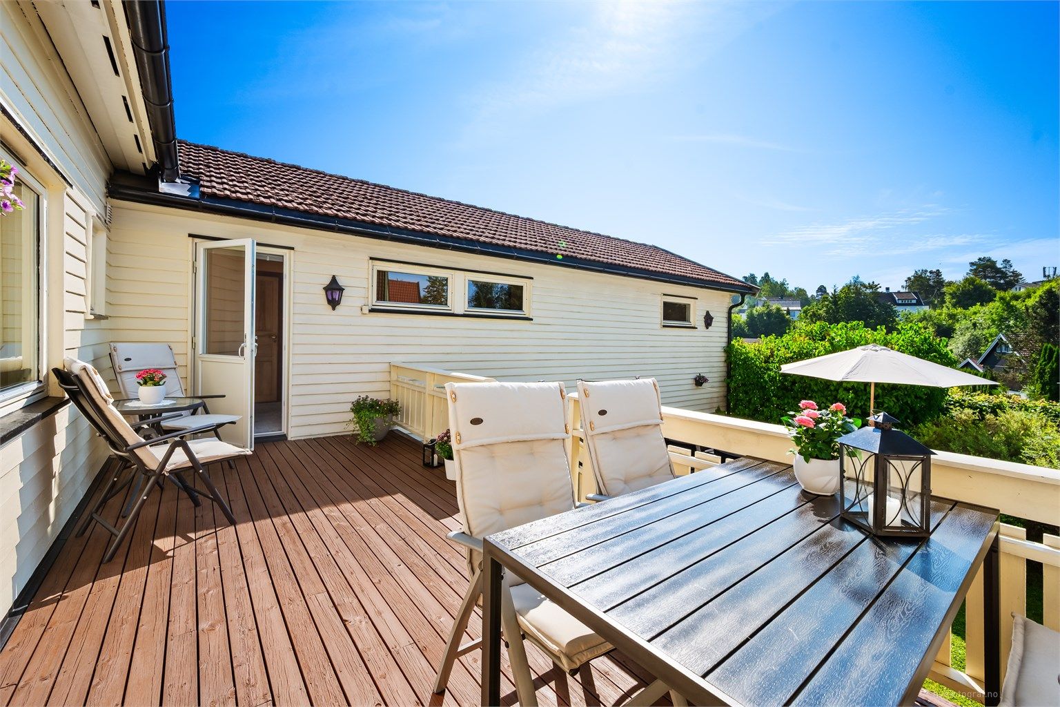 Fra kjøkkenet er det utgang til en terrasse på 17 kvm (ikke byggemeldt), det er også utgang til terrassen via gang.