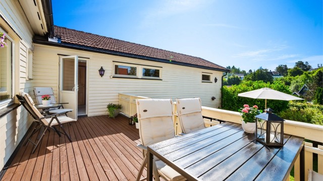 Fra kjøkkenet er det utgang til en terrasse på 17 kvm (ikke byggemeldt), det er også utgang til terrassen via gang.
