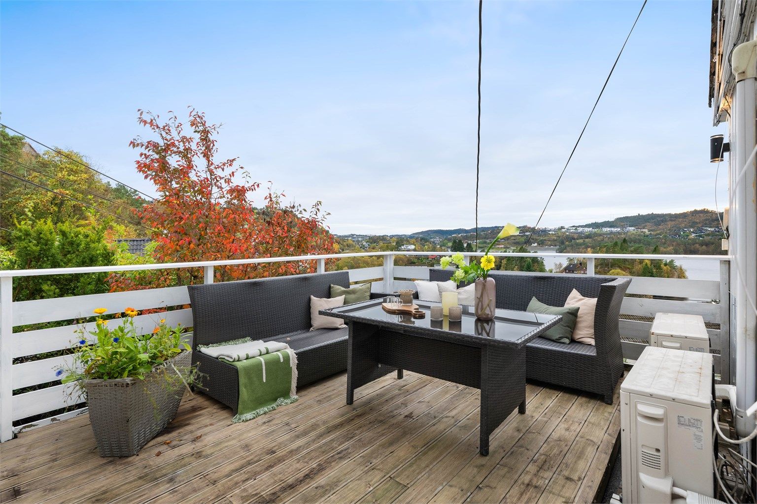 Terrasse med god plass til flere sittegrupper og utemøblement.