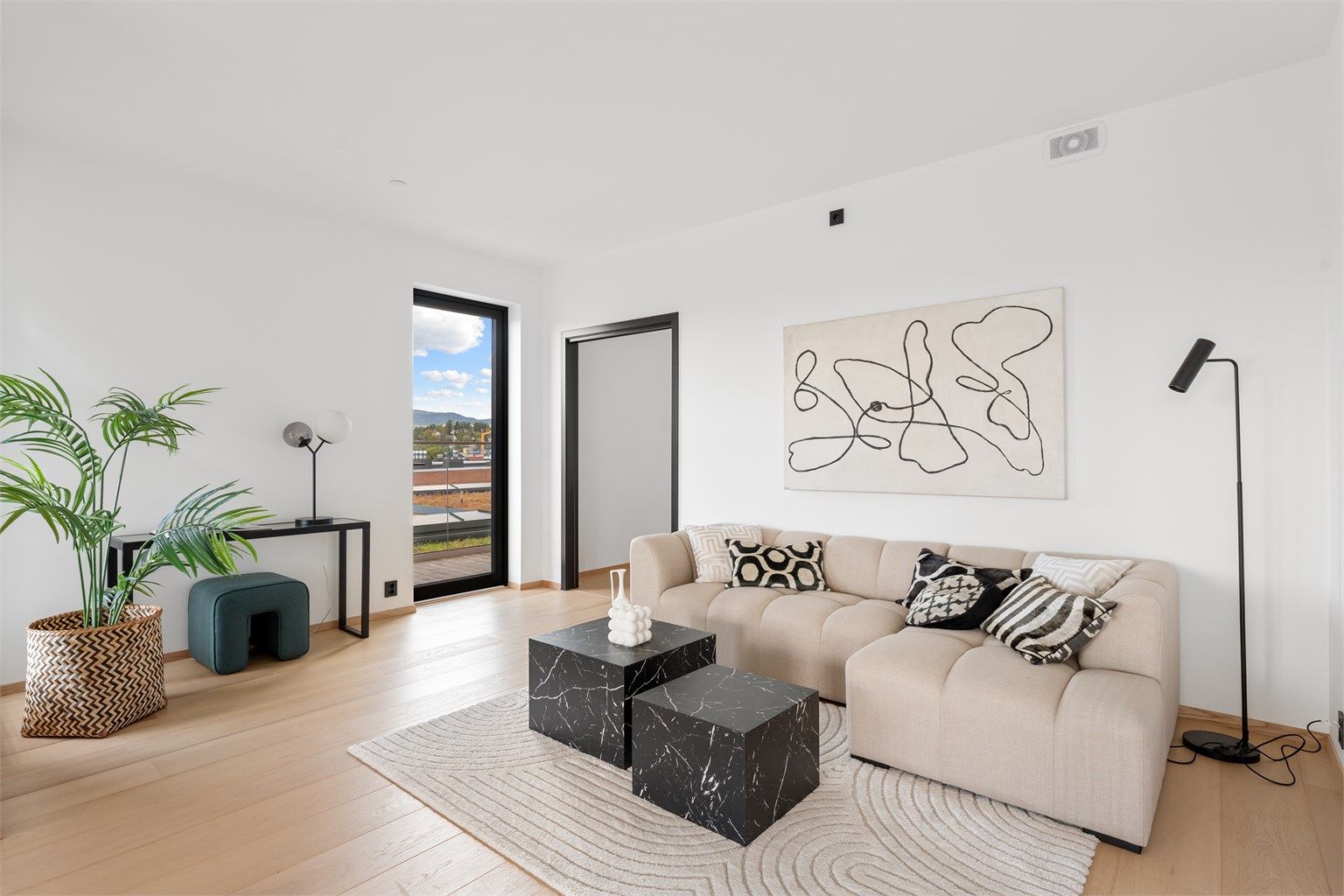 I stuen er det plass for sofagruppe, TV-seksjon, spisegruppe, lesehjørne og annet passende møblement