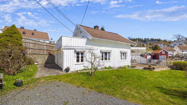 Eiendommen er sentral med ca. 10 minutter til sentrum. Det er også gode handlemuligheter på Krøgenes, ca. 15 minutters gange fra eiendommen.