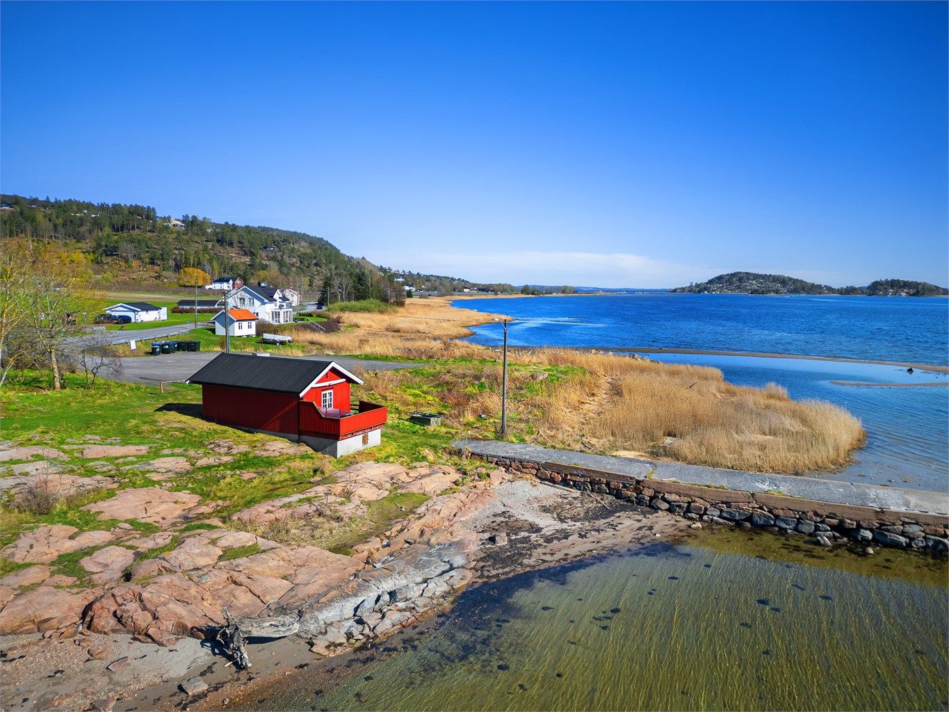 Allmenn parkering på eiendommen, som administreres og driftes av kommunen (etter inngått avtale).