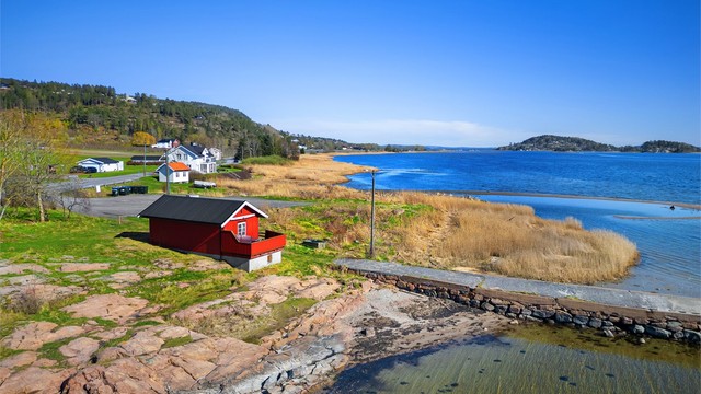 Allmenn parkering på eiendommen, som administreres og driftes av kommunen (etter inngått avtale).