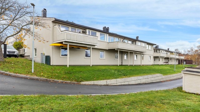 Velkommen til Fjøsmestervegen 6C - og dette flotte, innholdsrike rekkehuset over fire halvplan i et rolig og sentralt boligområde på Valentinlyst/Strindheim!