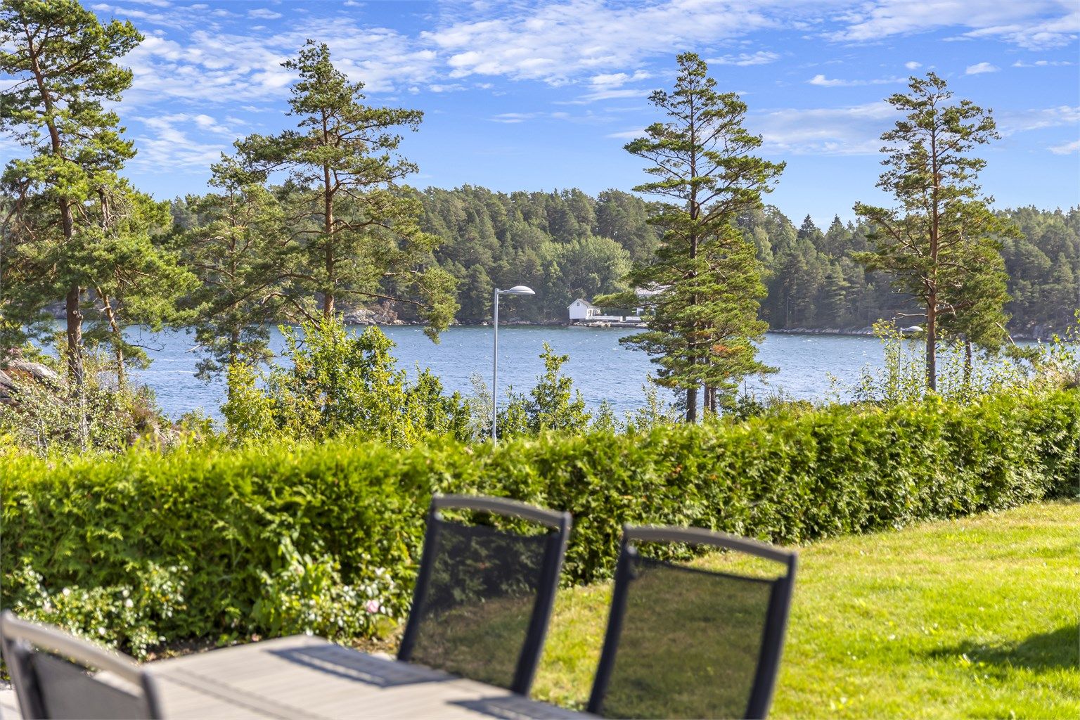Nyt utsikten mot Hagefjorden fra den private og usjenerte uteplassen.