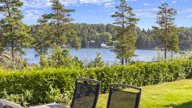 Nyt utsikten mot Hagefjorden fra den private og usjenerte uteplassen.