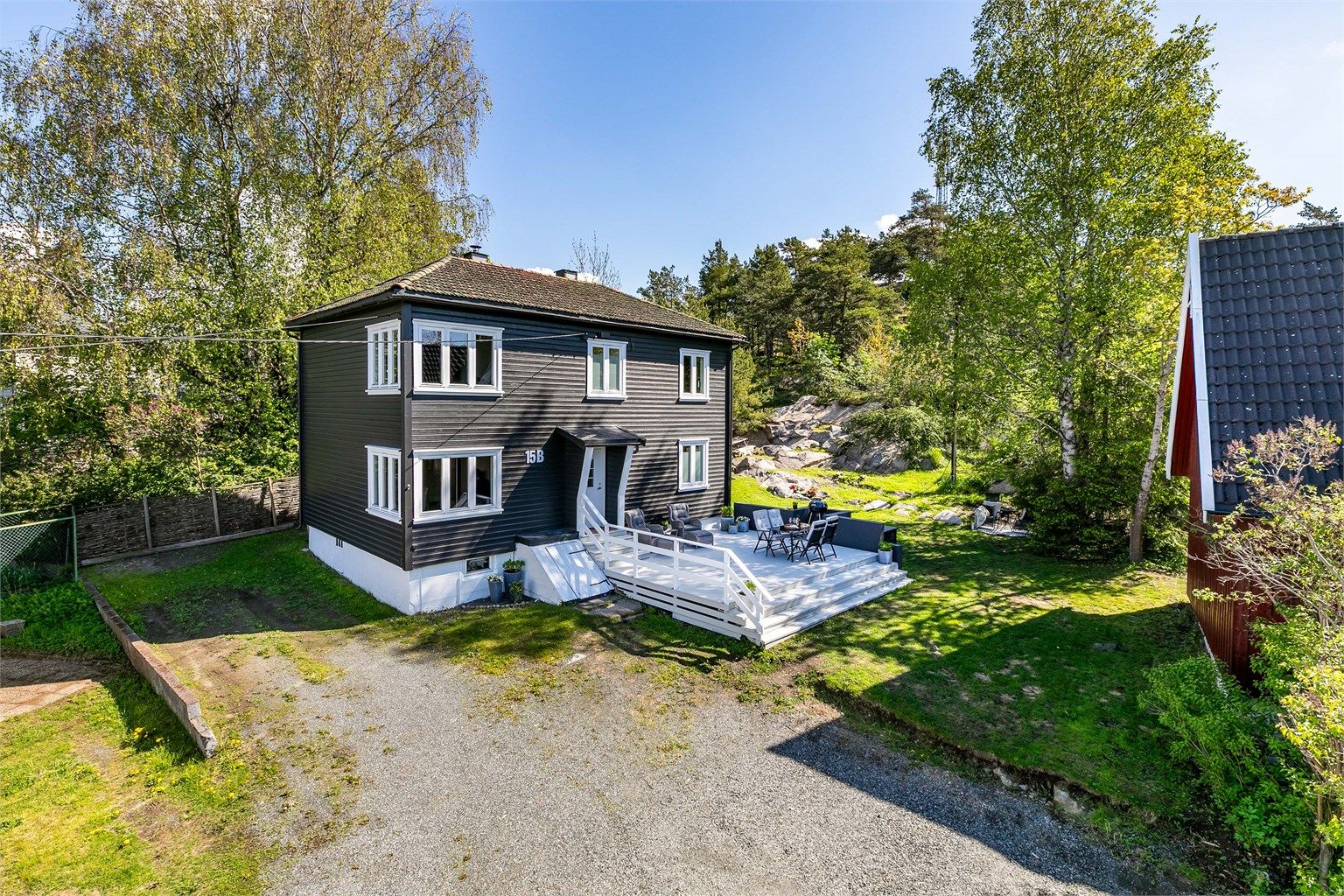 Tomannsboligen ble oppført i 1924 og inneholder en tre-roms leilighet i hver etasje.