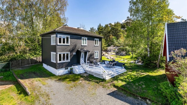 Tomannsboligen ble oppført i 1924 og inneholder en tre-roms leilighet i hver etasje.