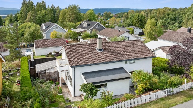 Fin og familievennlig beliggenhet med kort gangavstand til skoler, bussholdeplass og populære Fagerstrand badestrand.