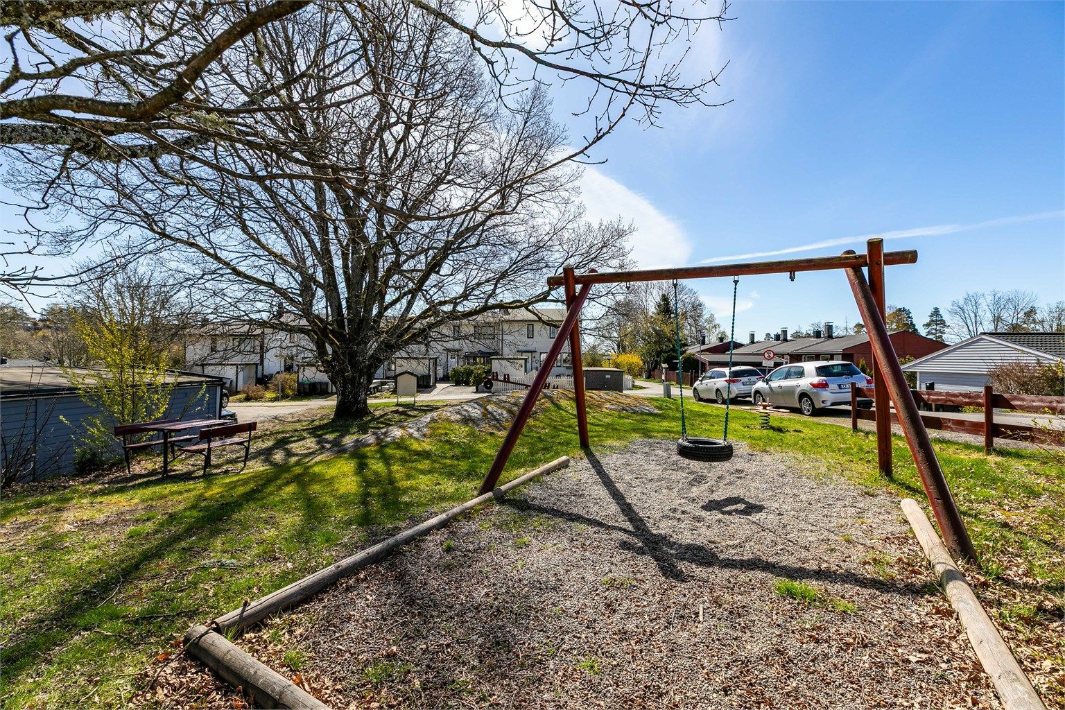 Nærmiljøet er utpreget barnevennlig med flere løkker og lekeplasser, den nærmeste allerede rett over gaten.