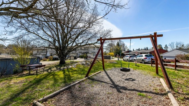 Nærmiljøet er utpreget barnevennlig med flere løkker og lekeplasser, den nærmeste allerede rett over gaten.