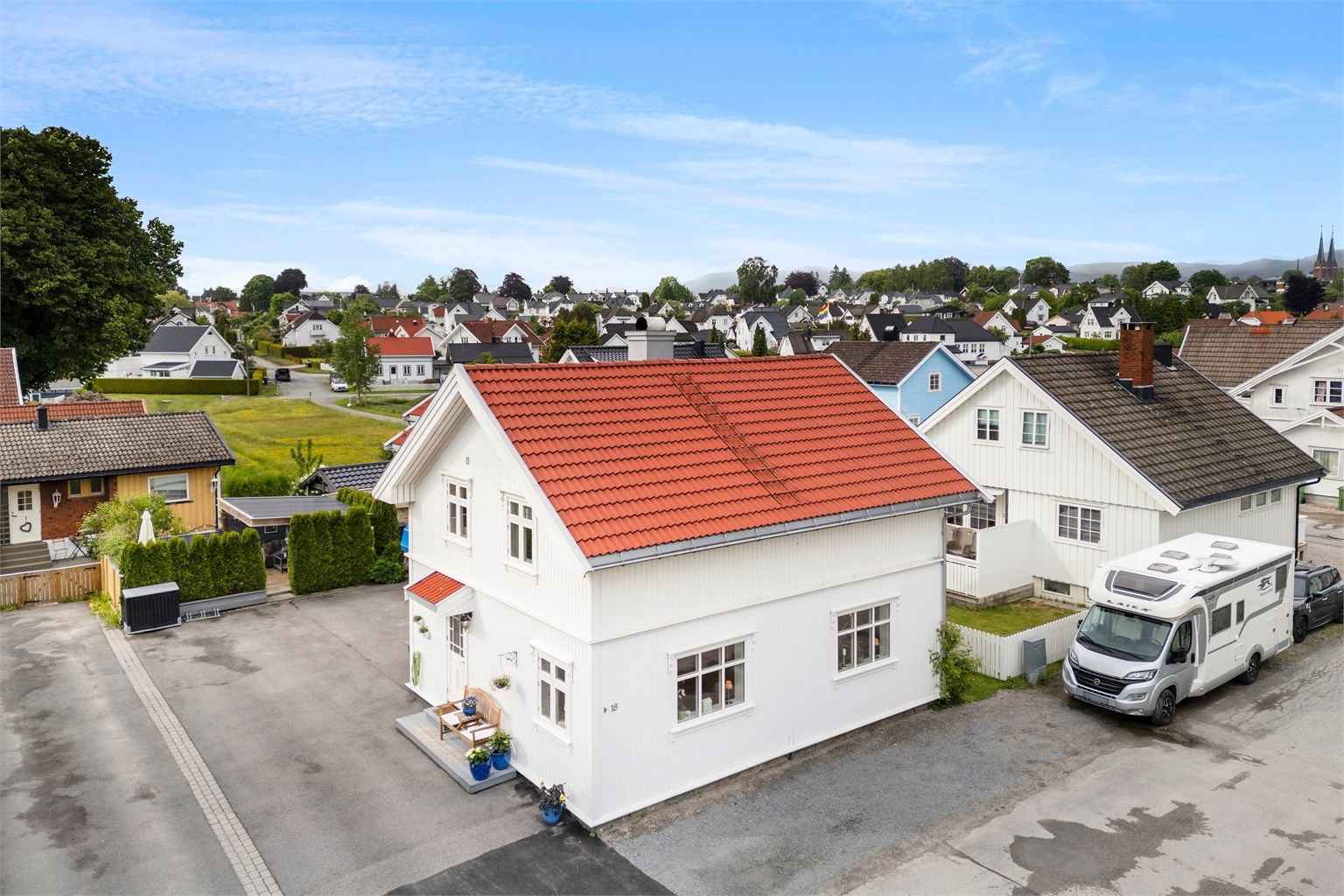 Praktisk og arealeffektiv halvpart av vertikaldelt tomannsbolig på sentrale Bakken!