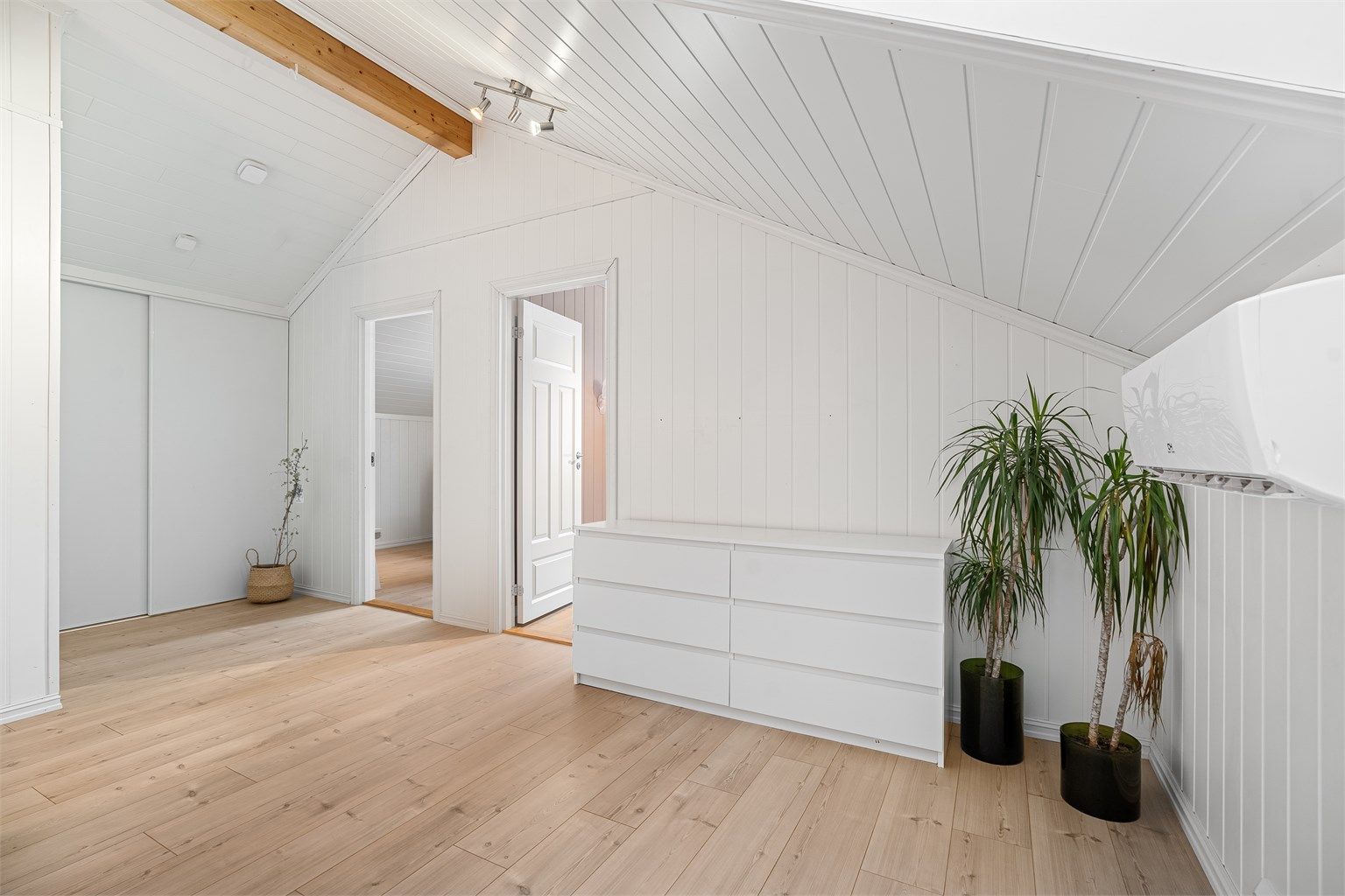 Lys og romslig loftstue, perfekt for ekstra oppholdsrom, lekeområde eller hjemmekontor
