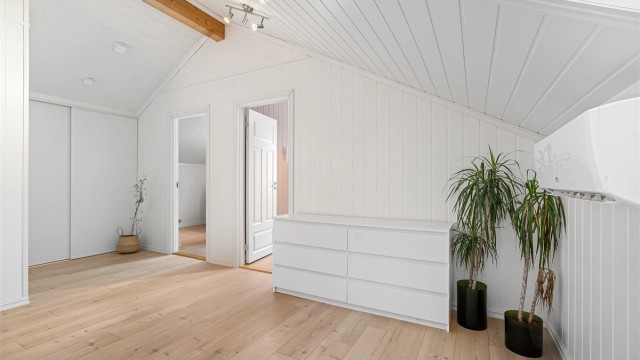 Lys og romslig loftstue, perfekt for ekstra oppholdsrom, lekeområde eller hjemmekontor