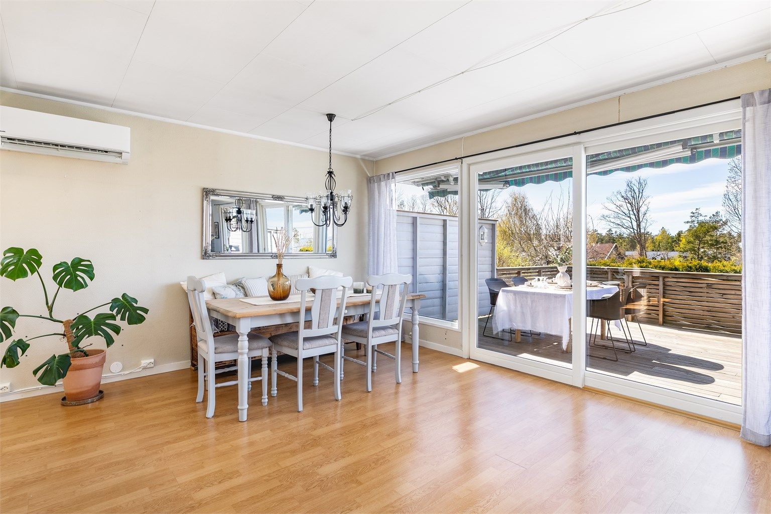 I 2016 ble flere vinduer skiftet ut og ny skyve-/hevedør med to-lags glass installert i stuen. Øvrige vinduer er datert 1983 og 1977.