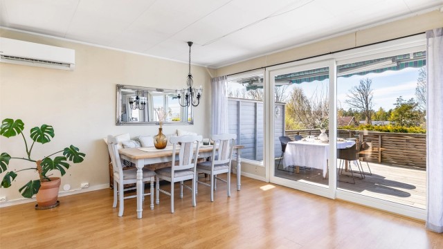 I 2016 ble flere vinduer skiftet ut og ny skyve-/hevedør med to-lags glass installert i stuen. Øvrige vinduer er datert 1983 og 1977.