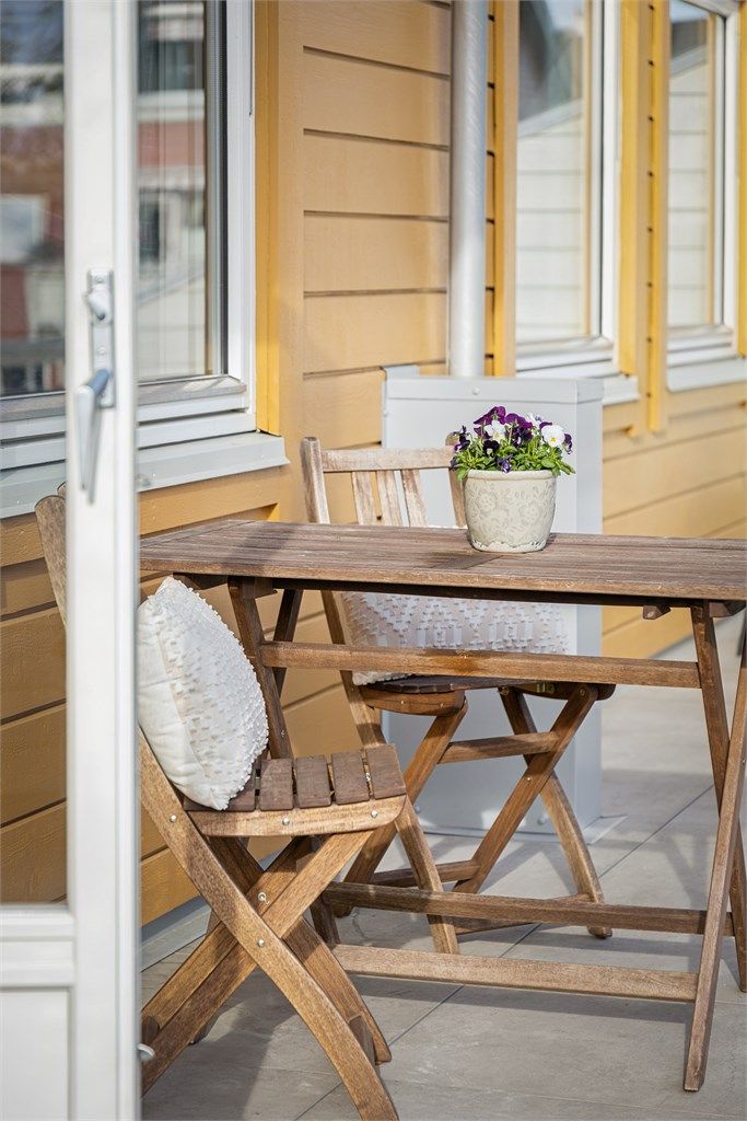Altanen er utstyrt med markise for solskjerming.