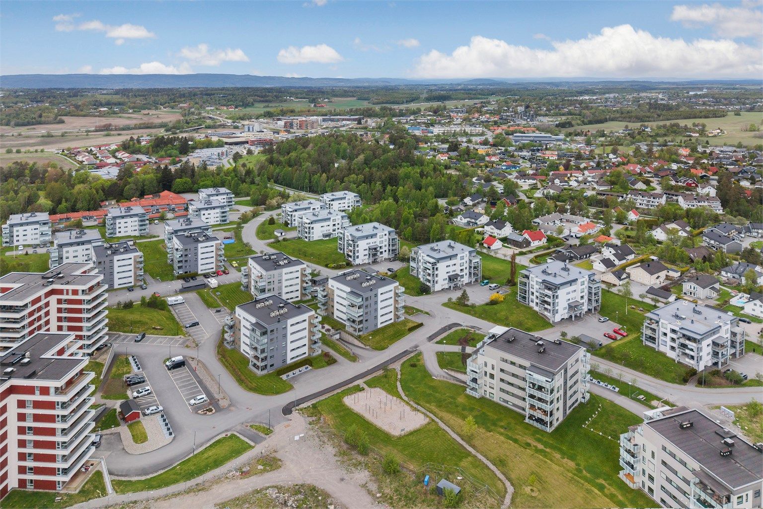 Boligområdet består av moderne leilighetsbygg med store fellesarealer.
