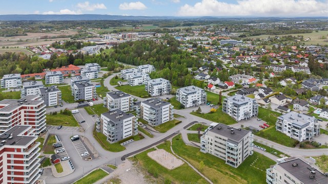 Boligområdet består av moderne leilighetsbygg med store fellesarealer.