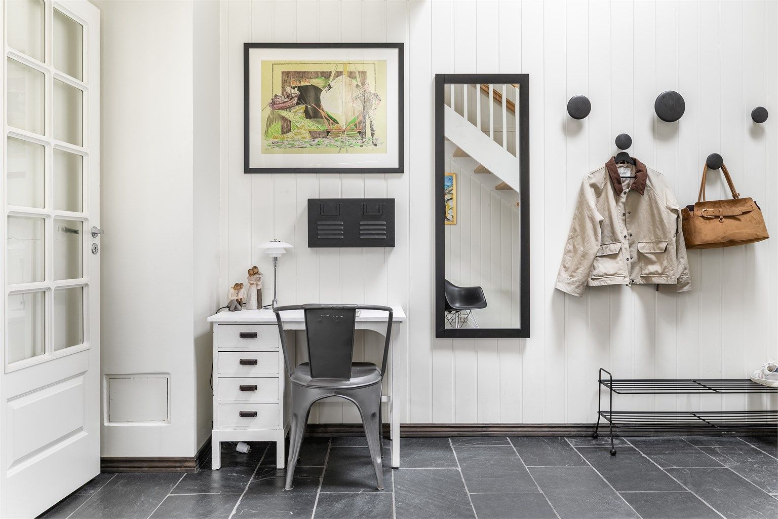 Stor plass i hallen er meget hendig når familien er på vei inn eller ut døren samtidig. Her er det også mulig å parkere barnevogn - helt uten trengsel.