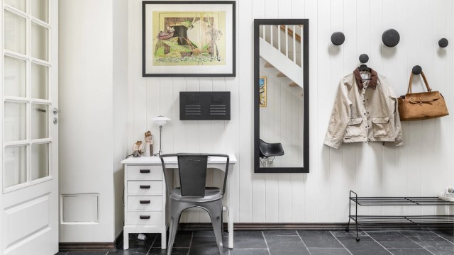 Stor plass i hallen er meget hendig når familien er på vei inn eller ut døren samtidig. Her er det også mulig å parkere barnevogn - helt uten trengsel.