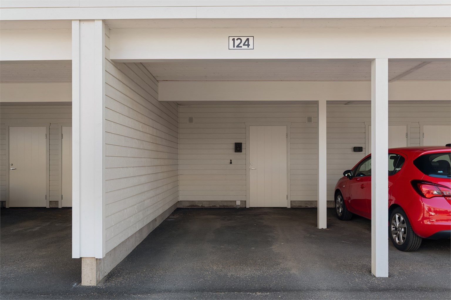 Leiligheten disponerer plass i felles carport-anlegg, med lader til EL-bil og tilknyttet sportsbod.