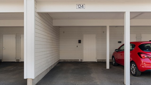 Leiligheten disponerer plass i felles carport-anlegg, med lader til EL-bil og tilknyttet sportsbod.