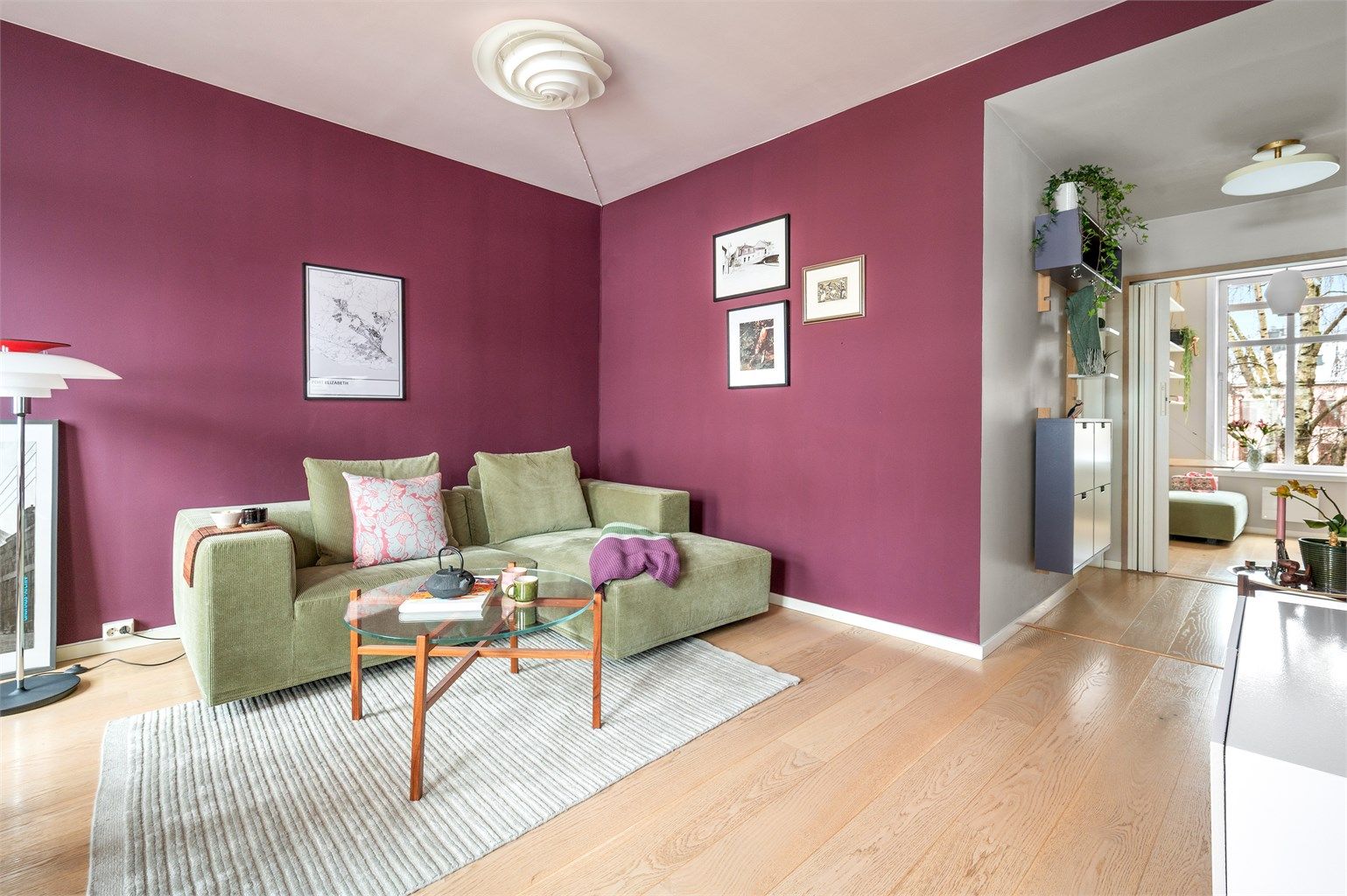 Stuen har god plass til en romslig sofagruppe med tilhørende møblement.