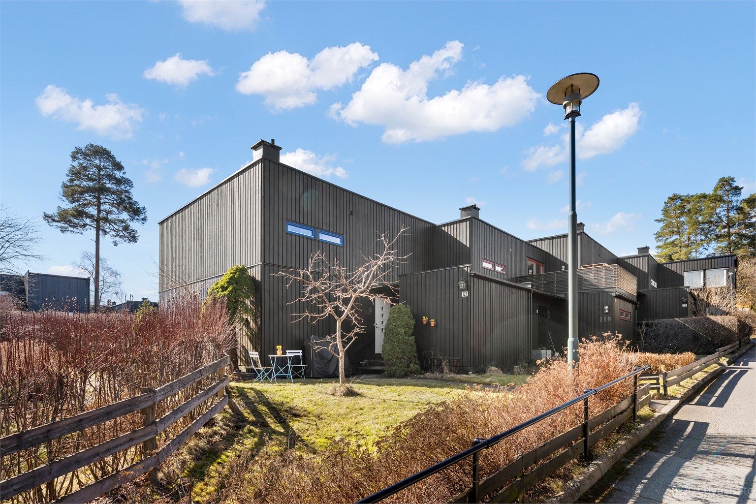 Velkommen til Brattvollveien 121! Et familievennlig enderekkehus i et stille og veletablert nabolag. Meget god internt beliggenhet.