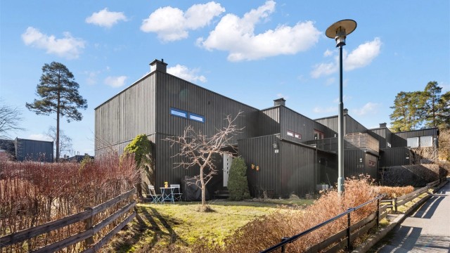 Velkommen til Brattvollveien 121! Et familievennlig enderekkehus i et stille og veletablert nabolag. Meget god internt beliggenhet.