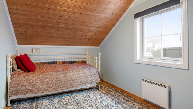 Soverommet i loftsetasjen er på hele 12,5 kvm og har plass til ønsket soveromsmøblement.