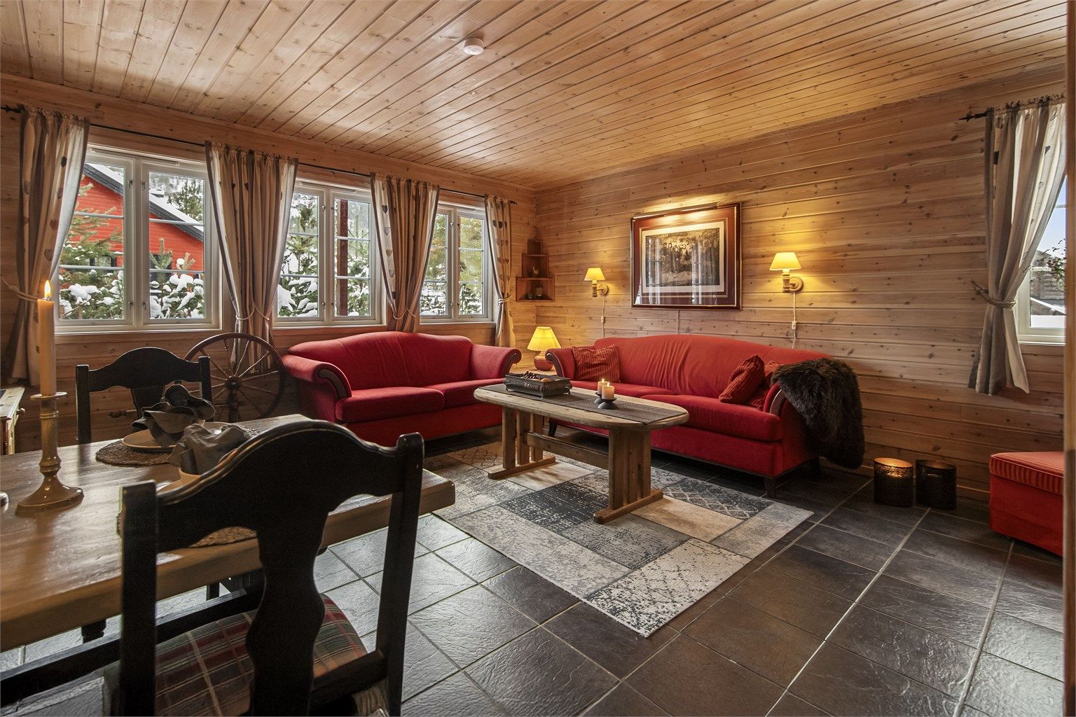 Det er flere møbleringsmuligheter i stuen  og god plass til både salong, spisestue og go'stoler