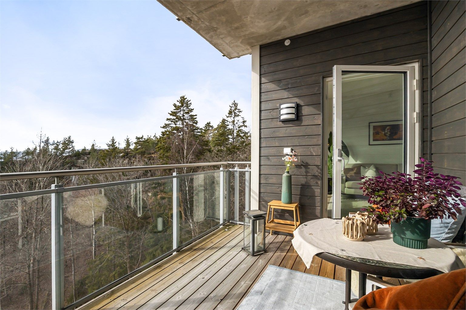 Sol fra formiddagen (ca. kl. 13.00) til solnedgang (midtsommerstid) iflg. selger.