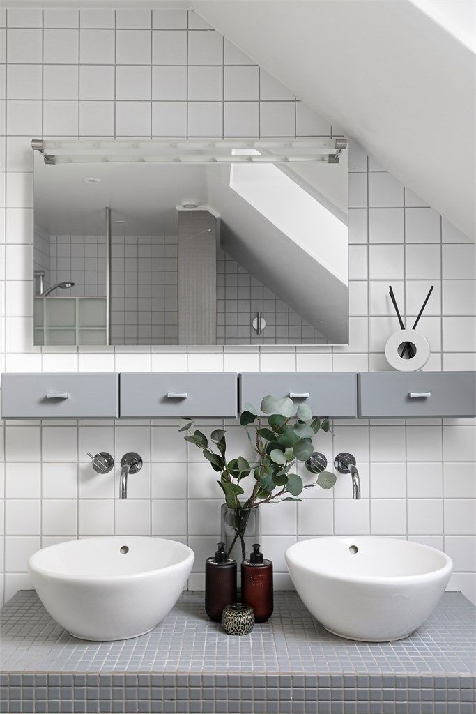 Plassbygget innredning med to ovenpåliggende servanter.
