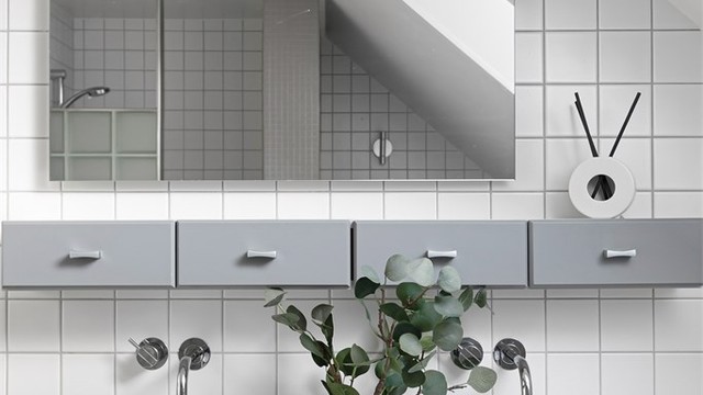 Plassbygget innredning med to ovenpåliggende servanter.