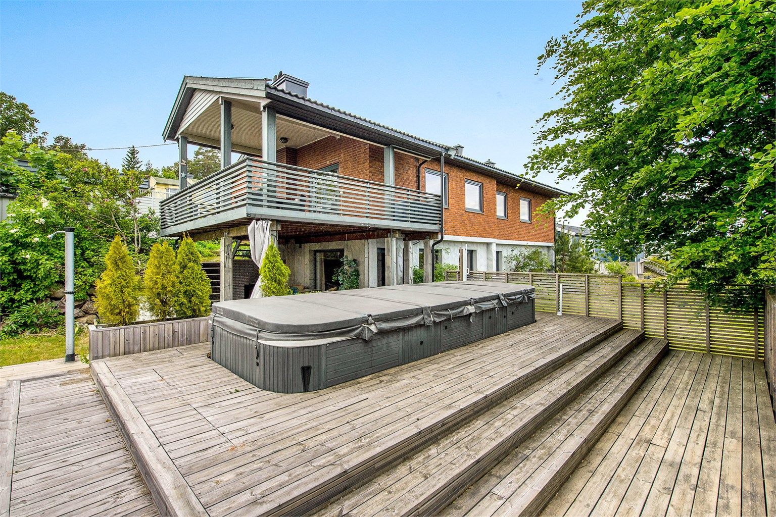 Deilig motstrøms badebasseng og boblebad. Lettstelte uteområder og plass for lek og morro.