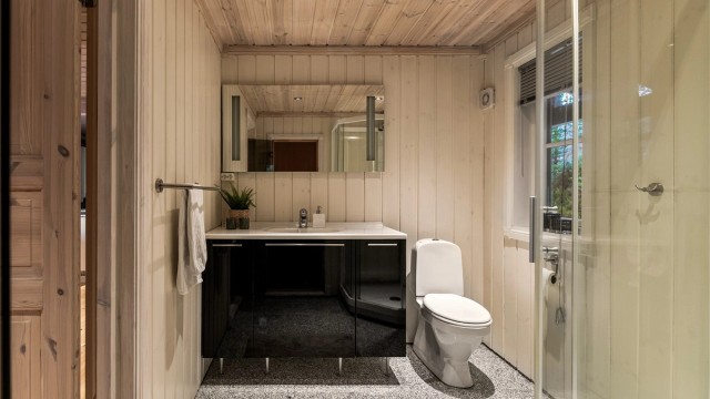 Romslig og tidløst bad med varmekabler og downlights