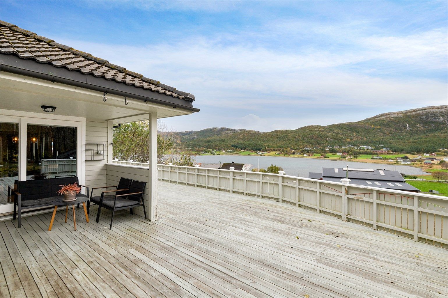 Både veranda og uteområder vender seg mot fjorden og utsikten. 