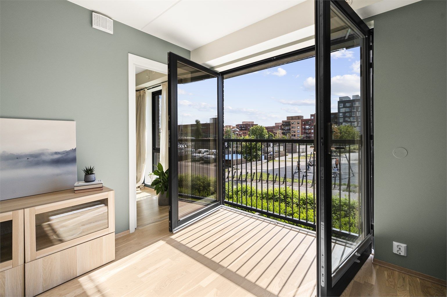 Den franske balkongen er herlig å åpne på sommerstid.