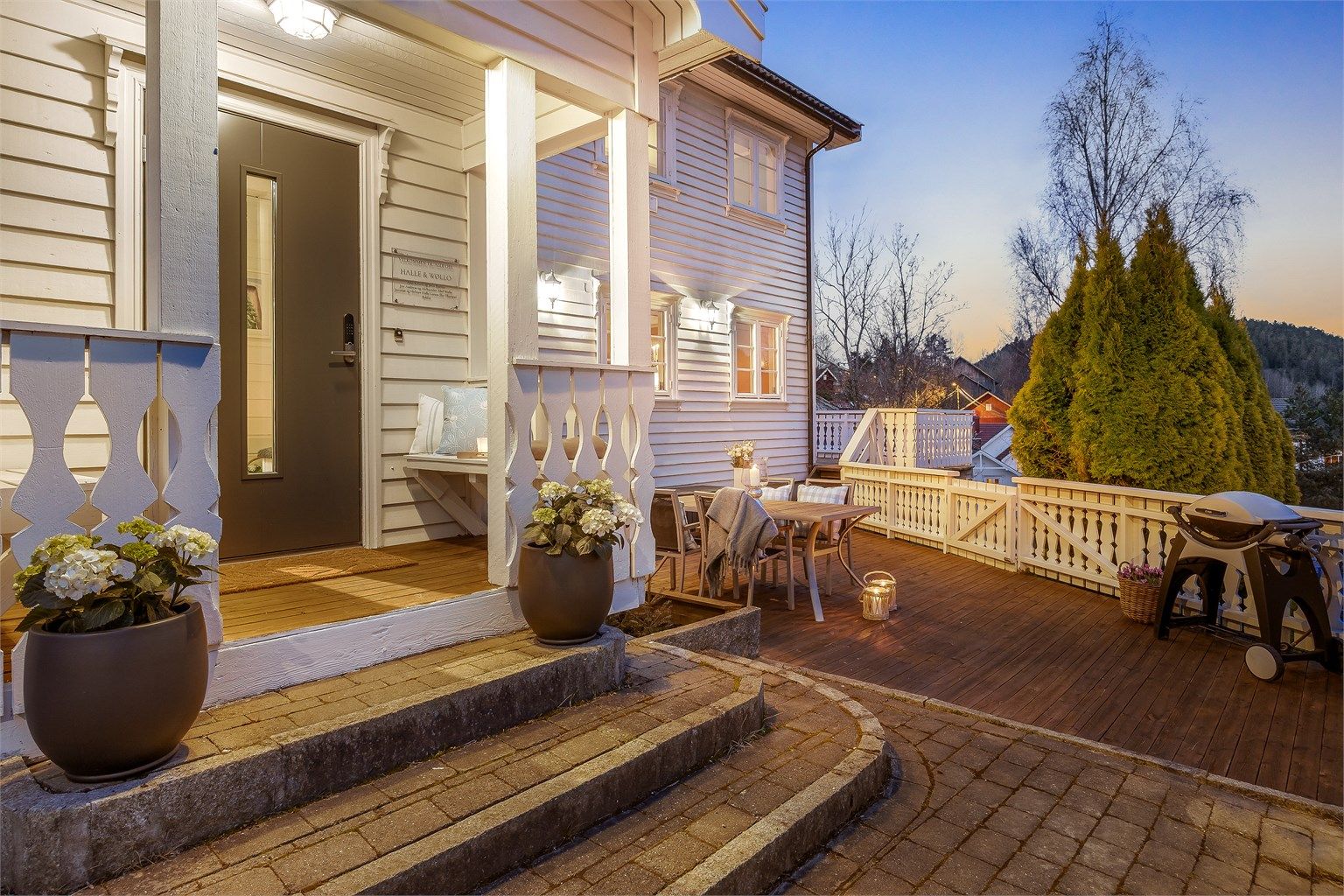 Gårdsplassen er pent opparbeidet med belegningsstein og grus.